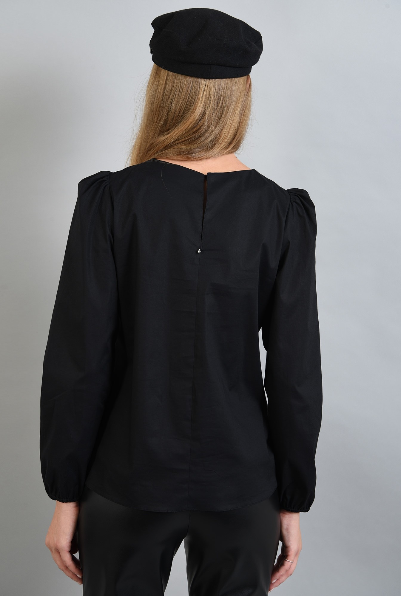 1 - bluza neagra cu funde in contrast, cu maneca accentuata