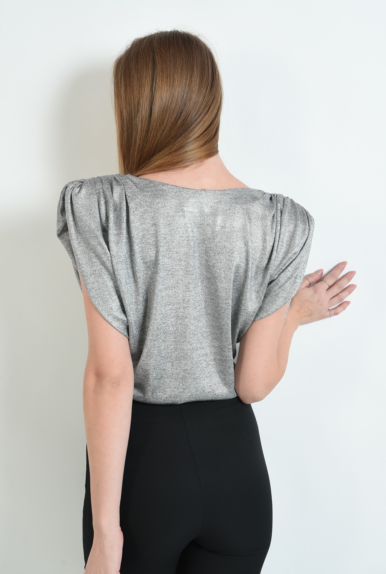 2 - bluza eleganta, argintie, cu textura peliculizata