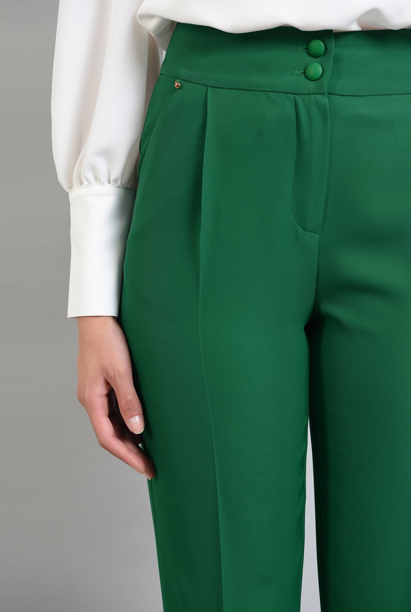 1 - 360 - pantaloni verzi, conici, cu buzunare laterale