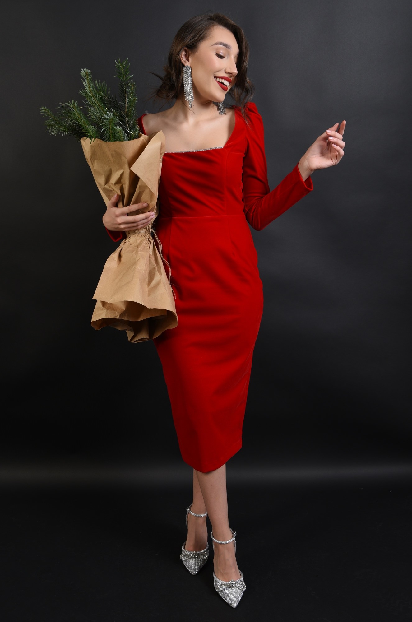 1 - ROCHIE ELEGANTA DIN CATIFEA SI DECOLTEU CU PASMANTERIE
