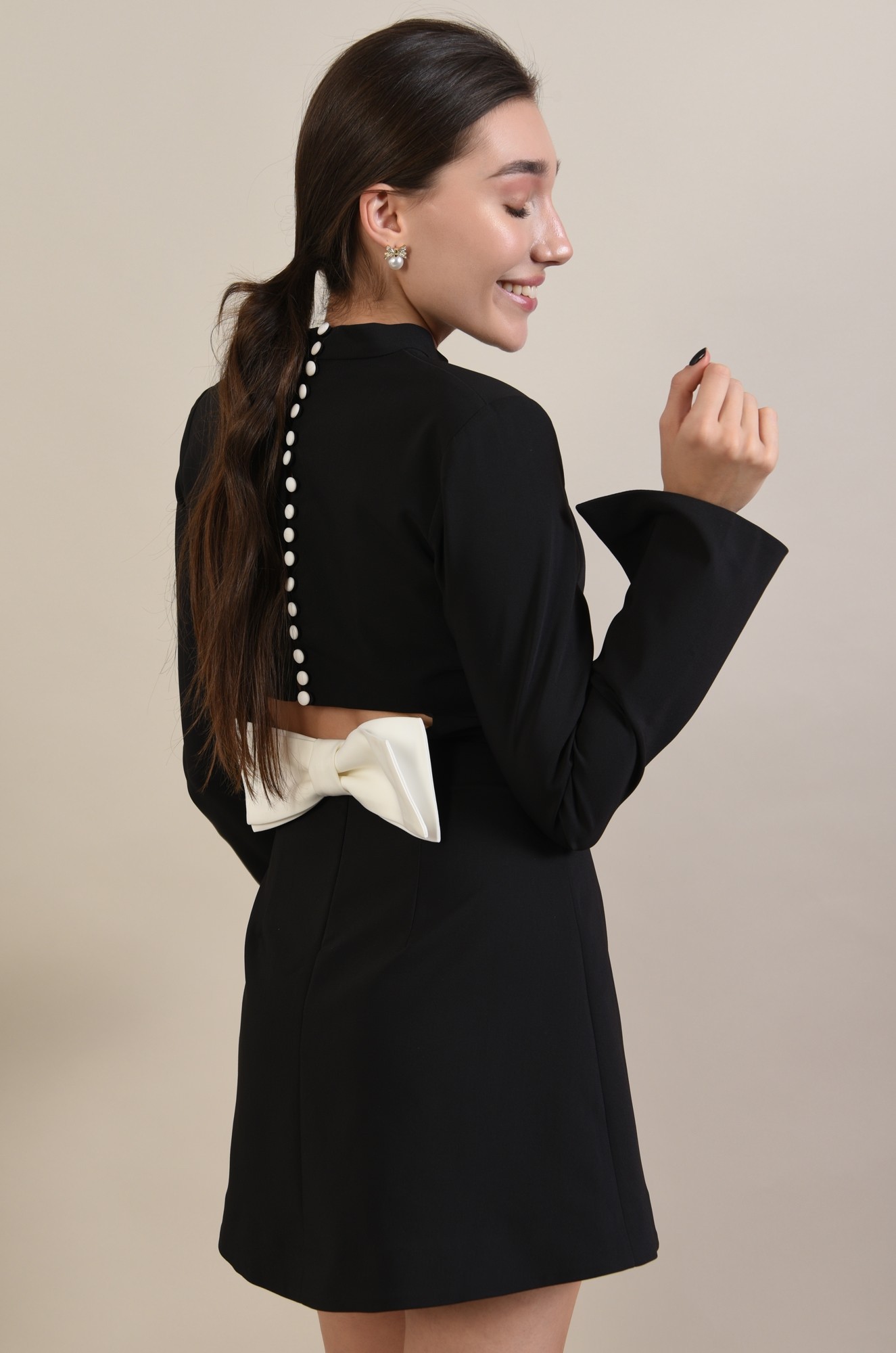 1 - ROCHIE NEAGRA ELEGANTA CU FUNDA LA SPATE