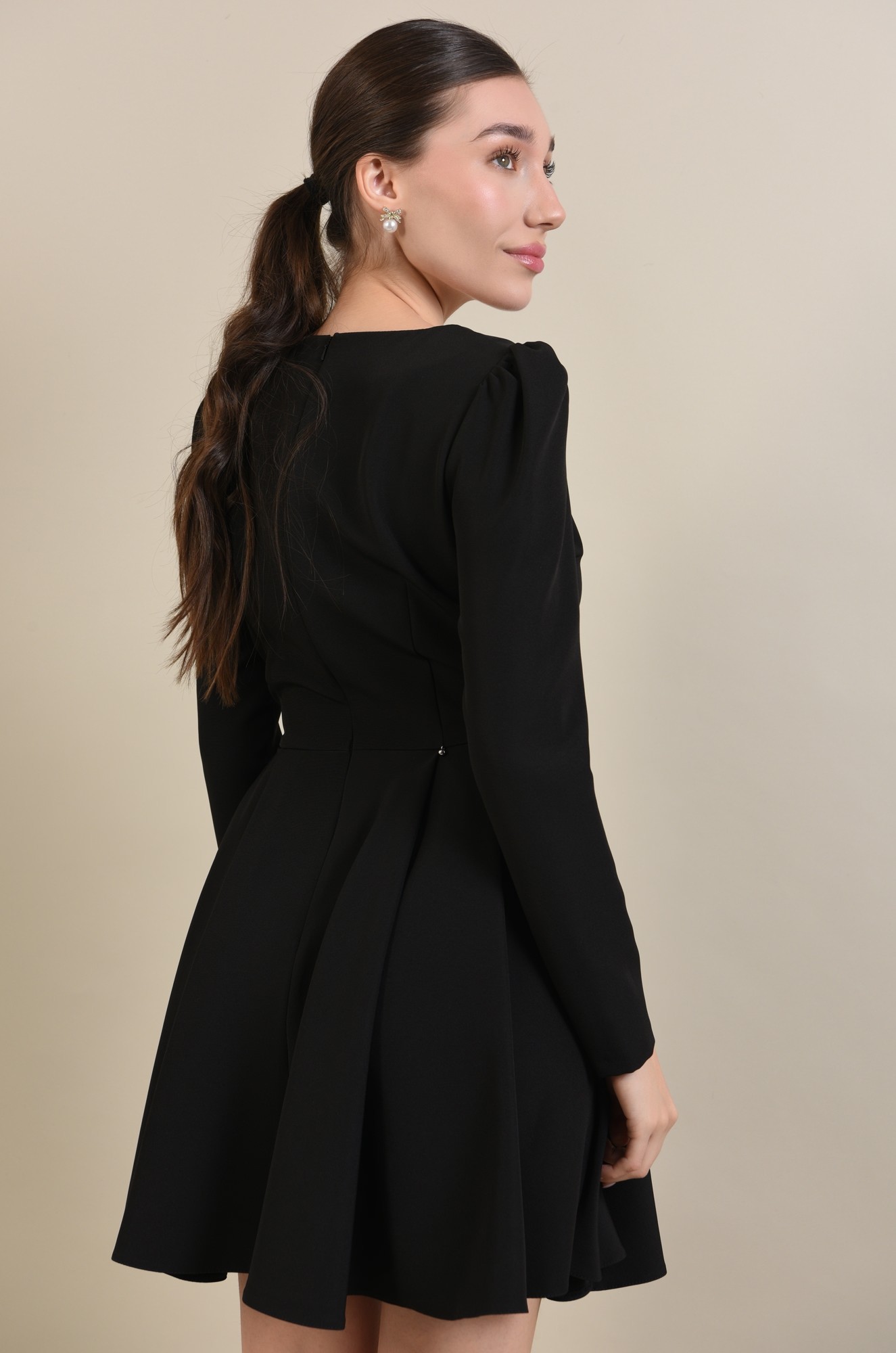 2 - ROCHIE NEAGRA SCURTA CU FUNDA ALBA