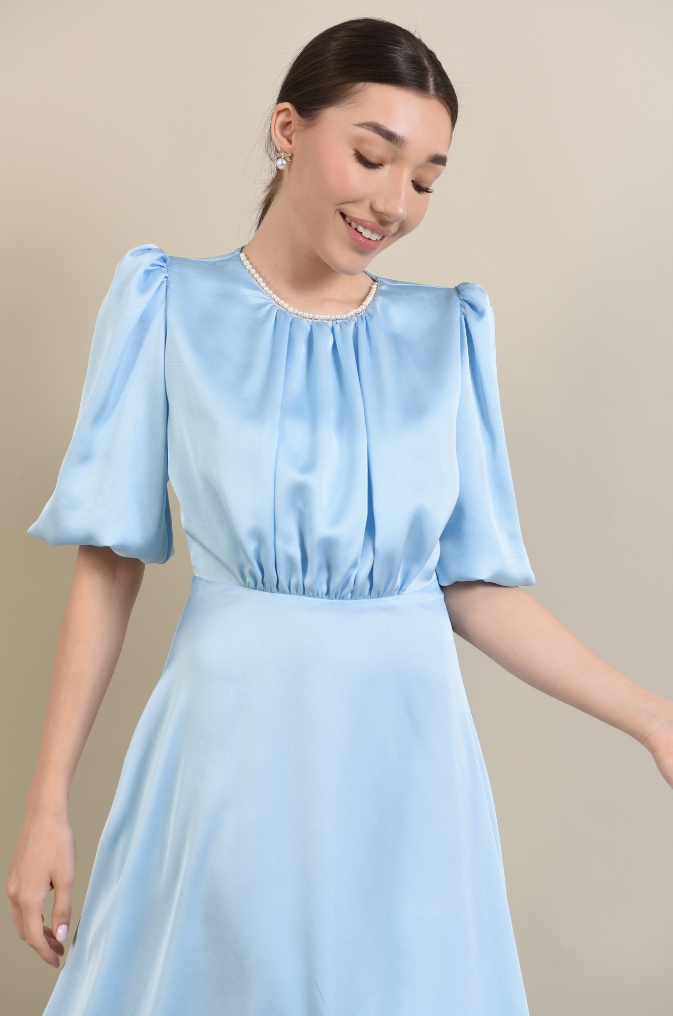 4 - ROCHIE BLEU EVAZATA CU PERLE LA DECOLTEU