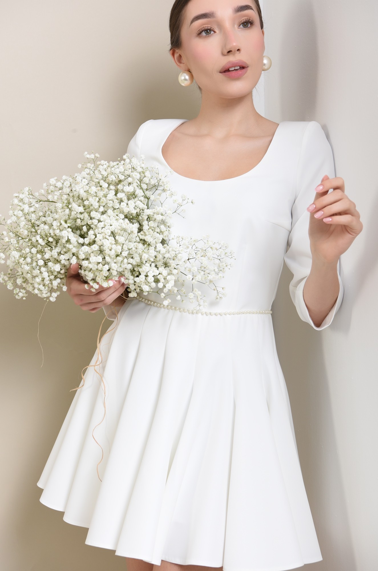 5 - ROCHIE SCURTA ALBA CU PERLE LA TALIE 