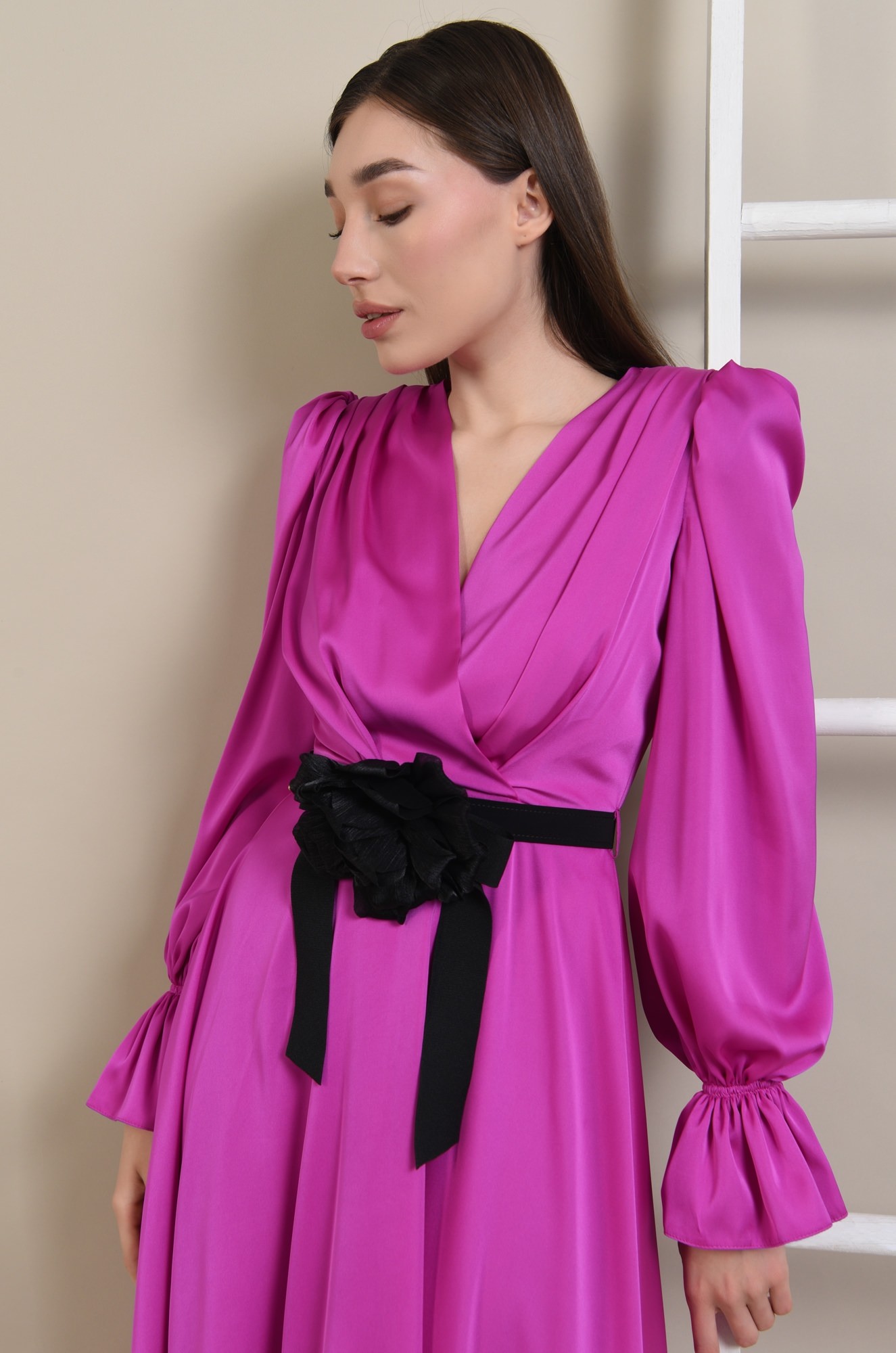 7 - ROCHIE FUCSIA EVAZATA CU FLOARE DECORATIVA