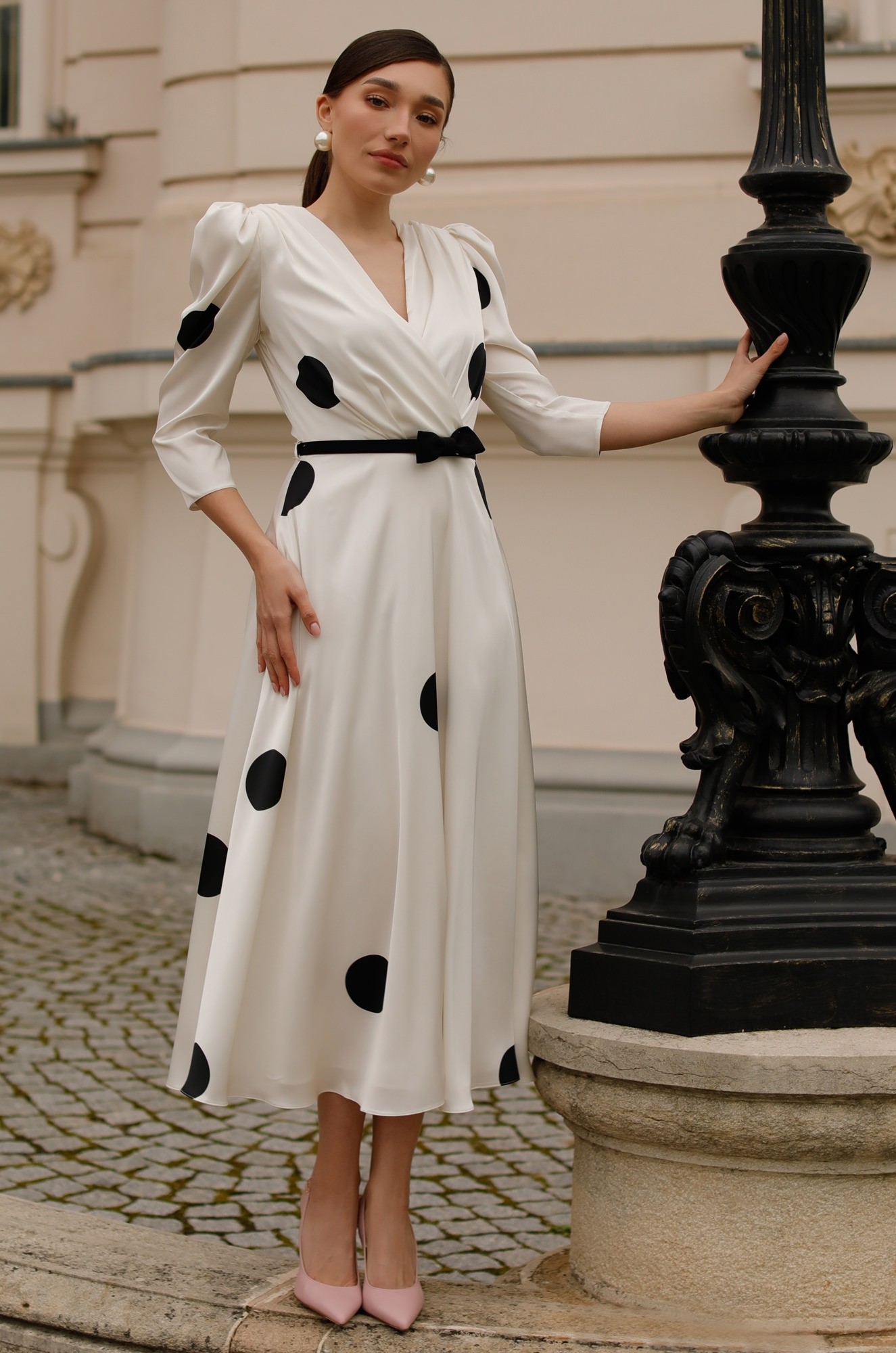 5 - ROCHIE MIDI SATINATA CU BULINE NEGRE